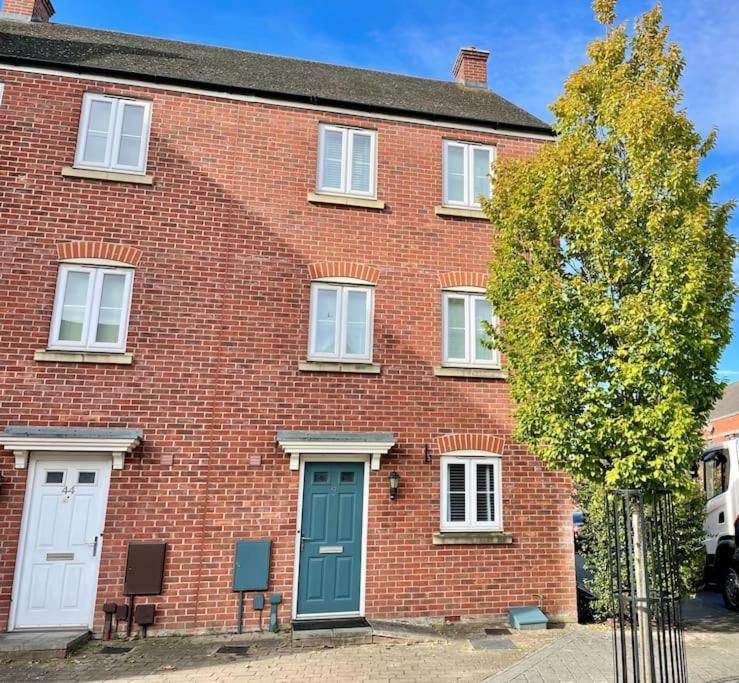 5 Bed House In Gloucester Hucclecote Екстериор снимка