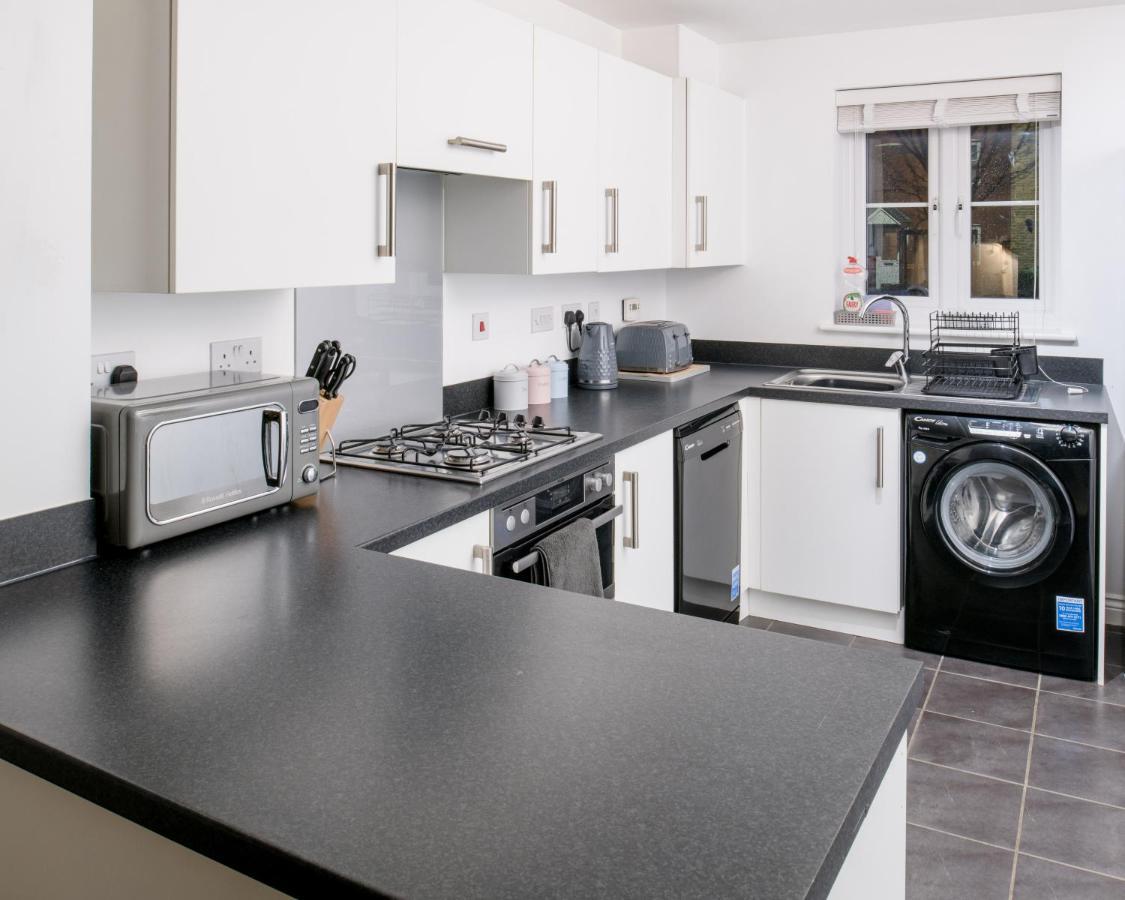5 Bed House In Gloucester Hucclecote Екстериор снимка