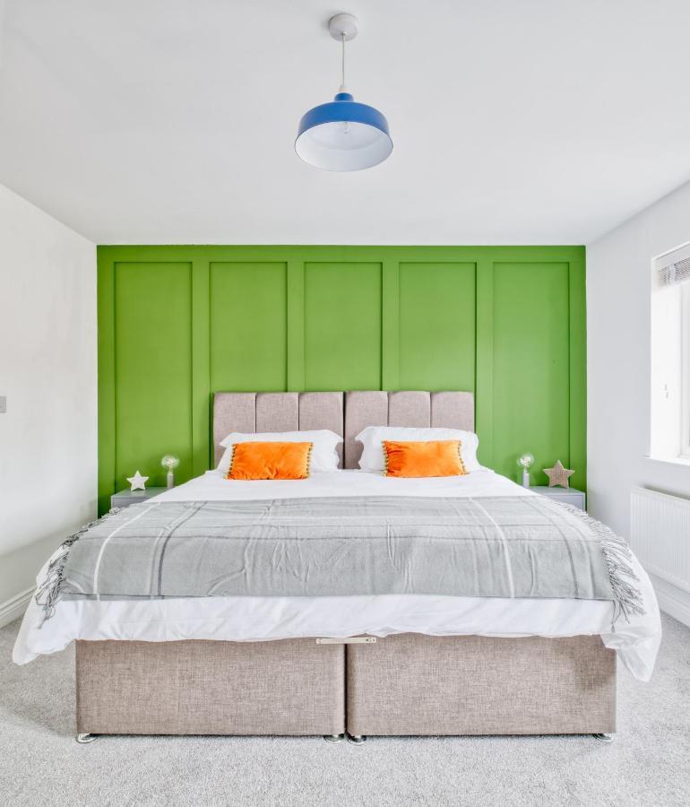 5 Bed House In Gloucester Hucclecote Екстериор снимка