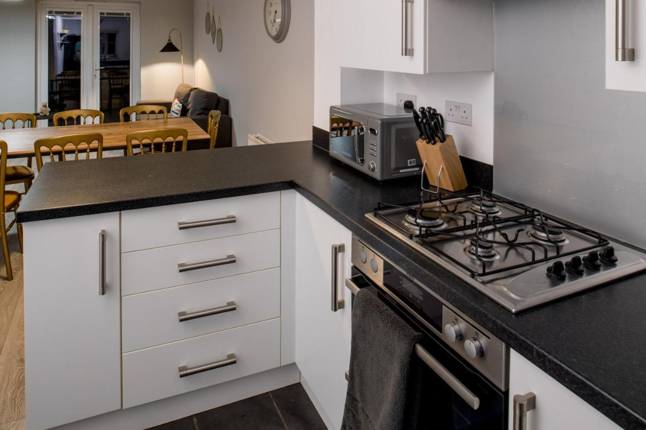 5 Bed House In Gloucester Hucclecote Екстериор снимка