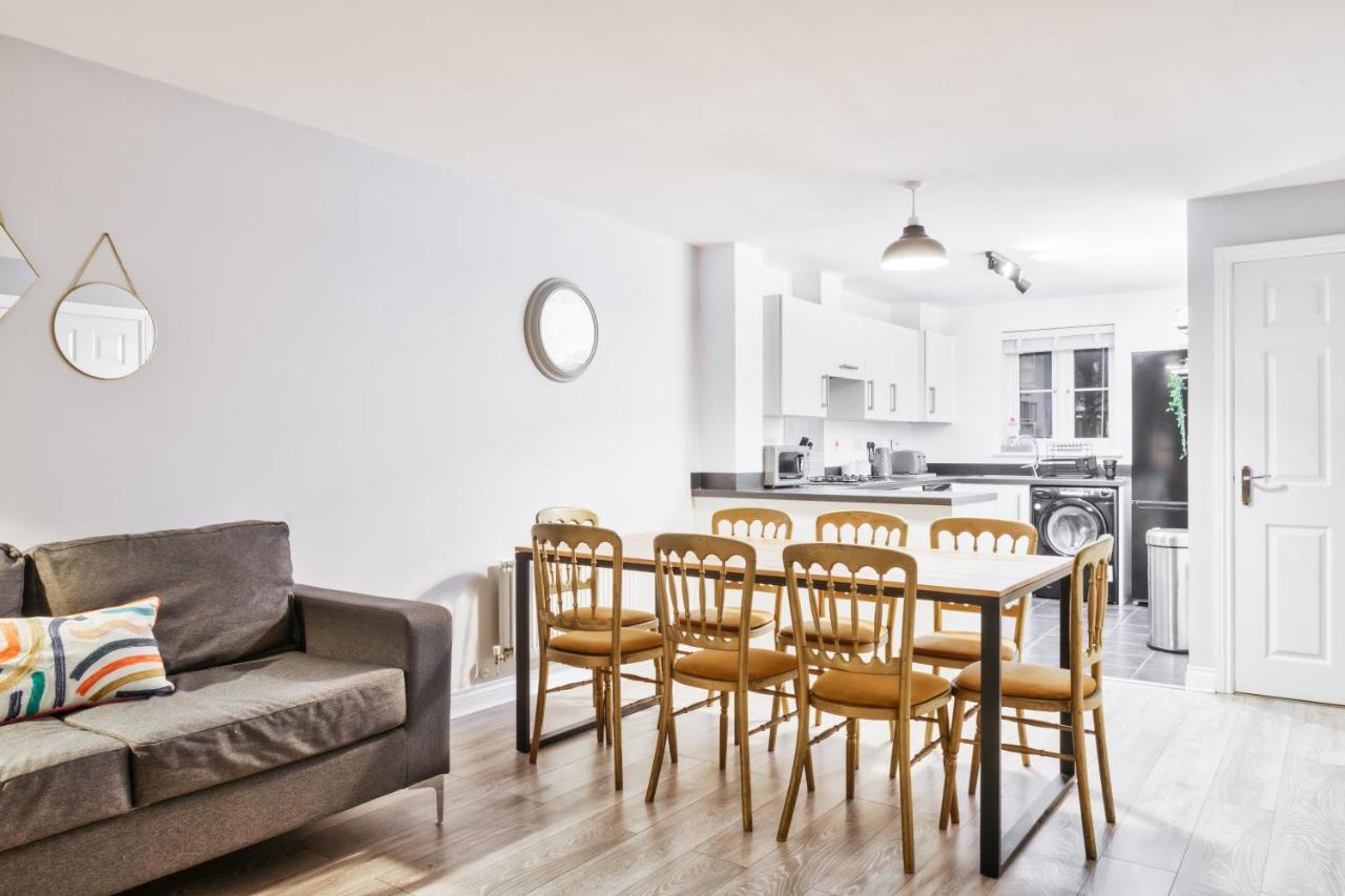 5 Bed House In Gloucester Hucclecote Екстериор снимка